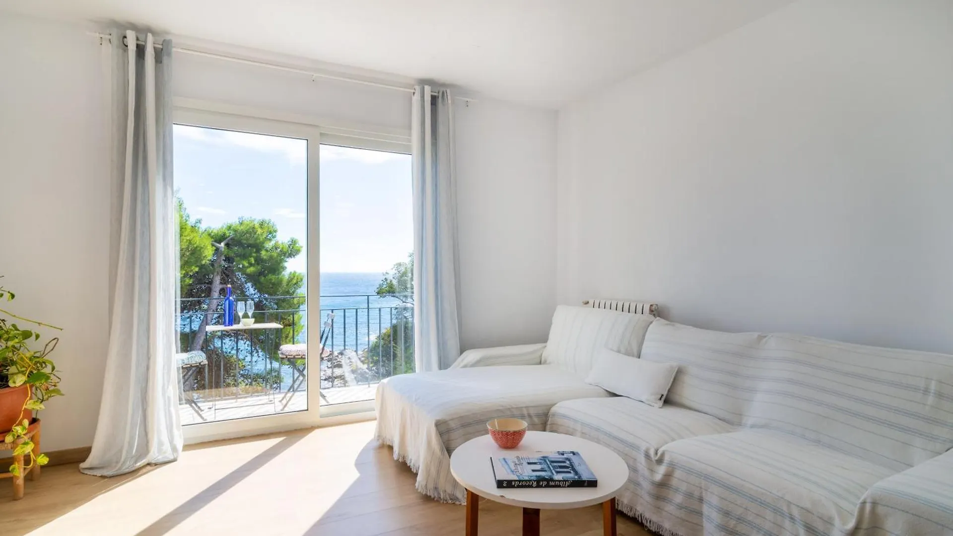 Precioso Apartamento En Primera Linea De Mar En 칼레냐 데 팔라푸르헬